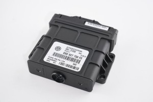 NOWA ORYGINALNA CZĘŚĆ AUDI TRADITION 09D927750FE