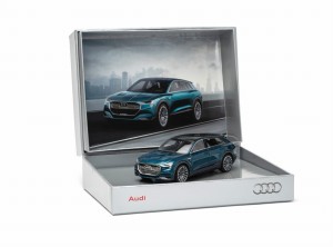 MODEL Audi e-tron quattro concept 2015 1:43 LOOKSMART